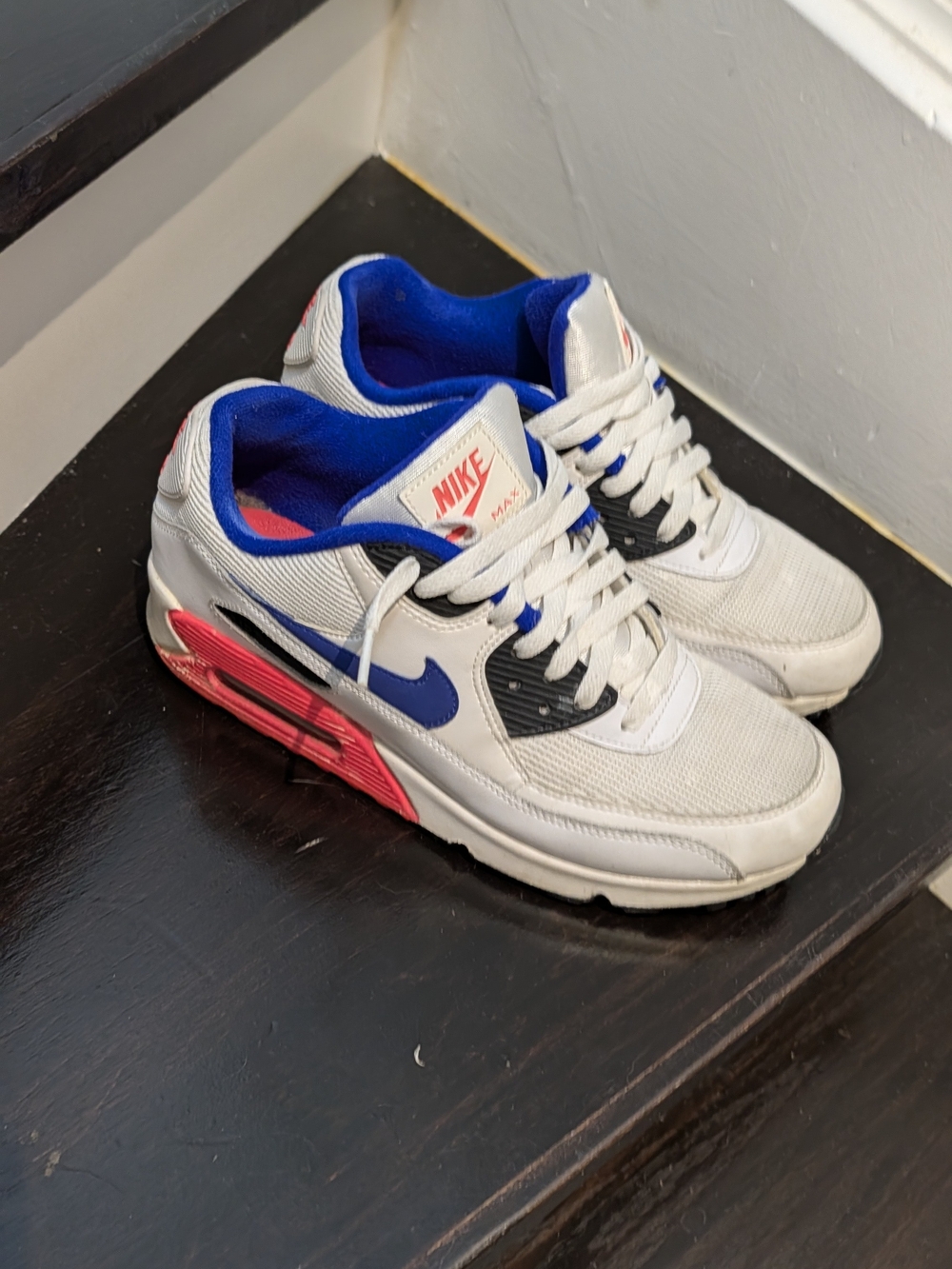 Nike Air Max 90 White Low-Top Sneakers with Blue Swoosh and Pink Heel